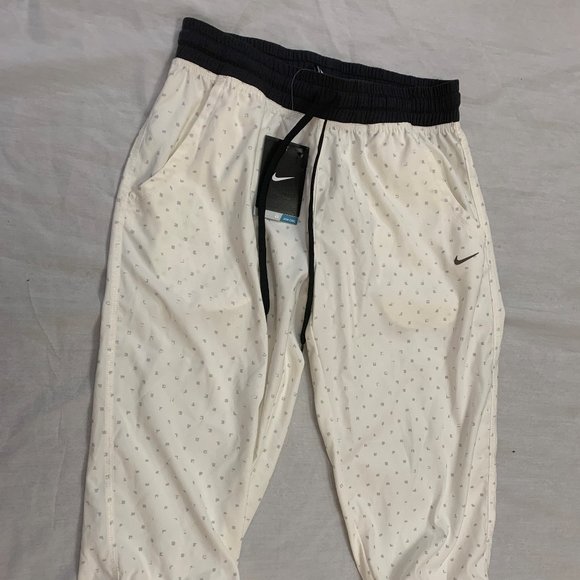 🍁NWT NIKE FRI FIT ATHLETIC WOMENS CAPRIS PANTS SIZE M. 🍁